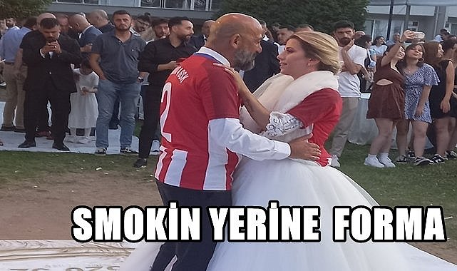 Teknik Direktör düğününde smokin yerine takımın formasını giydi!