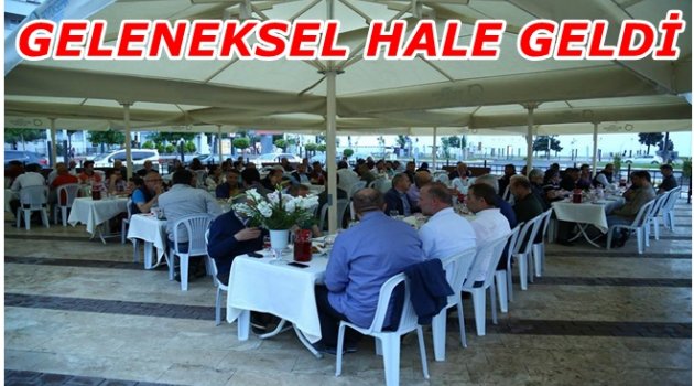 CAMİ AVLUSUNDA İFTAR