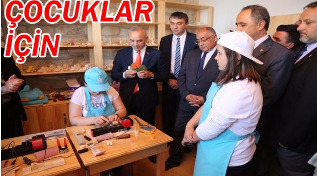ÇOCUKLAR İÇİN TEKNOLOJİ VE TASARIM ATÖLYESİ