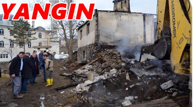 EV VE SAMANLIK YANDI 16 HAYVAN TELEF OLDU