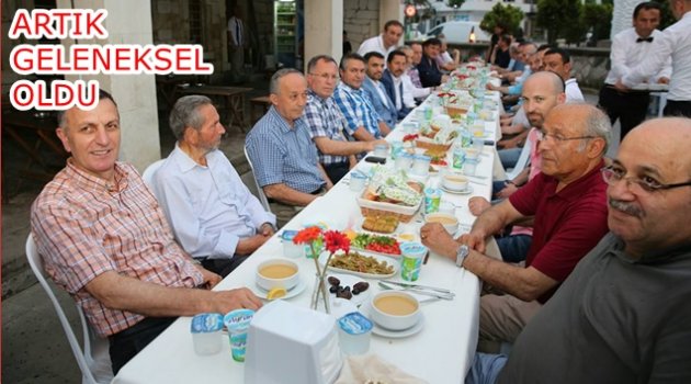 GAZETECİ AŞAR&#039;DAN CAMİ AVLUSUNDA İFTAR YEMEĞİ