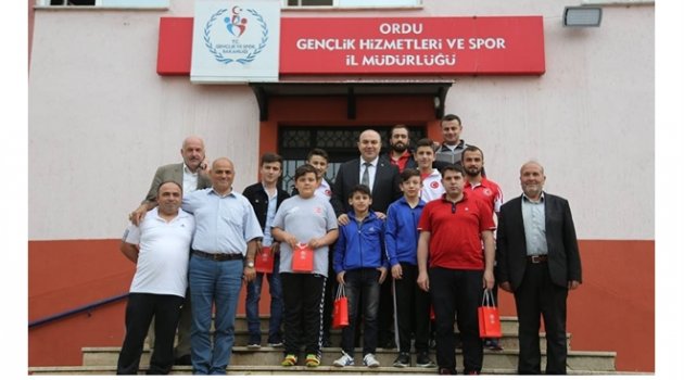 GENÇ BAŞARILI SPORCULARI ÖDÜLLENDİRDİ