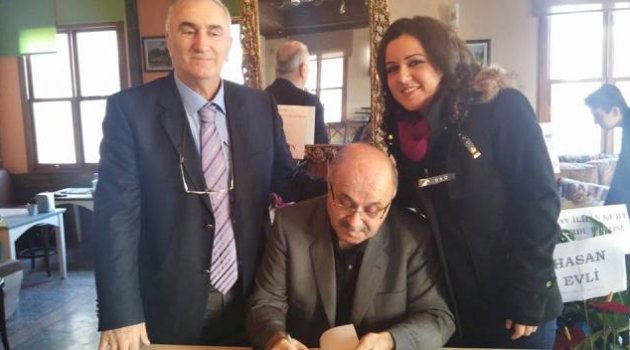 KARABULUT ŞİİR KİTABINI İMZALADI