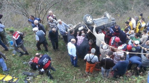 OTOMOBİL UÇURUMA YUVARLANDI 1 ÖLÜ 1 YARALI