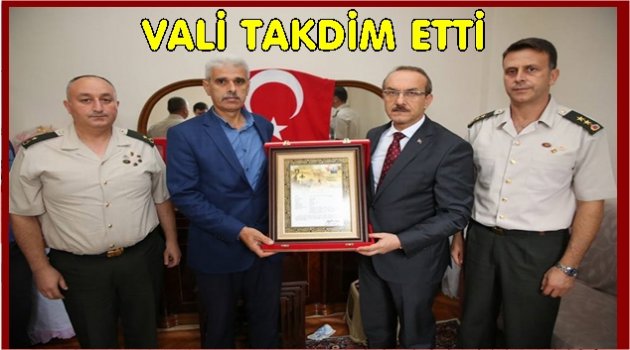 ŞEHİT BABASI&#039;NA  ŞAHADET BELGESİ