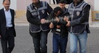 ÜÇ GENÇ KIZIN BOĞAZINA BIÇAK DAYADI