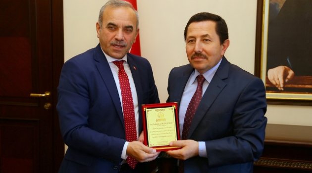 TEKİNTAŞ&#039;TAN VALİ&#039;YE PLAKET