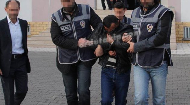 ÜÇ GENÇ KIZIN BOĞAZINA BIÇAK DAYADI